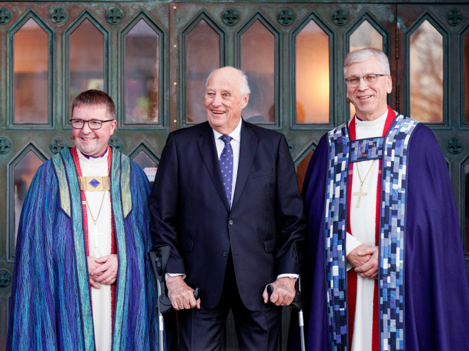 Kong Harald sammen med biskop Svein Valle og preses Olav Fykse Tveit etter vigslingsgudstjenesten i Bodø domkirke. Foto: David Engmo / NTB